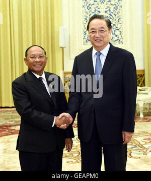 (160725)--Peking, 25. Juli 2016 (Xinhua)--Yu Zhengsheng (R), Vorsitzender des Nationalkomitees der politischen Konsultativkonferenz des chinesischen Volkes, trifft sich mit Kambodschas National Assembly President Samdech Heng Samrin in Peking, Hauptstadt von China, 25. Juli 2016.    (Xinhua/Rao Aimin) (Mcg) Stockfoto