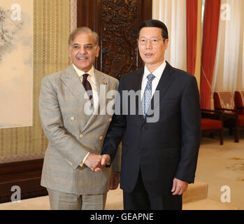 (160725)--Peking, 25. Juli 2016 (Xinhua)--chinesische Vize-Premier Zhang Gaoli (R) trifft sich mit einer Pakistan Muslim League (Nawaz Sharif Group)-Delegation unter der Leitung von Chief Minister von Punjab Shahbaz Sharif in Peking, Hauptstadt von China, 25. Juli 2016. (Xinhua/Ma Zhancheng) (Mcg) Stockfoto