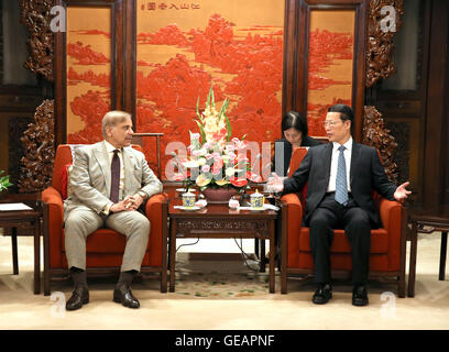 (160725)--Peking, 25. Juli 2016 (Xinhua)--chinesische Vize-Premier Zhang Gaoli (R) trifft sich mit einer Pakistan Muslim League (Nawaz Sharif Group)-Delegation unter der Leitung von Chief Minister von Punjab Shahbaz Sharif in Peking, Hauptstadt von China, 25. Juli 2016. (Xinhua/Ma Zhancheng) (Mcg) Stockfoto