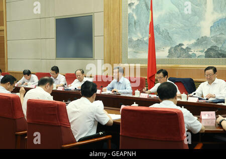 (160725)--Peking, 25. Juli 2016 (Xinhua)--chinesische Vize Premier Wang Yang (3. R, Rücken) leitet ein nationales Treffen auf gefälschte Kontrolle in Peking, Hauptstadt von China, 25. Juli 2016.  (Xinhua/Yao Dawei) (Mcg) Stockfoto