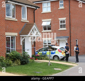 Romsey, Hampshire, UK. 25. Juli 2016. Eine Frau glauben, dass der Partner der Frau nach einer Messerstecherei wegen des Verdachts des versuchten Mordes verhaftet wurde.  Polizei wurden zu Berichte einer Auseinandersetzung im Widerrist Road, Romsey, bei etwa 23:05 letzte Nacht genannt.  Zwei 45-Jahr-alte Frauen wurden nach Southampton General Hospital mit Messerstichen und einer von ihnen wegen des Verdachts des versuchten Mordes verhaftet wurde.  Derzeit ist sie unter polizeilicher Bewachung im Krankenhaus.  Die Polizei sagt, die Verletzungen, die durch die beiden Frauen nicht gedacht werden, um lebensbedrohlich sein. Bildnachweis: Uknip/Alamy Live-Nachrichten Stockfoto