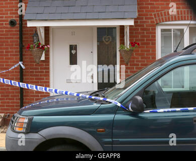 Romsey, Hampshire, UK. 25. Juli 2016. Eine Frau glauben, dass der Partner der Frau nach einer Messerstecherei wegen des Verdachts des versuchten Mordes verhaftet wurde.  Polizei wurden zu Berichte einer Auseinandersetzung im Widerrist Road, Romsey, bei etwa 23:05 letzte Nacht genannt.  Zwei 45-Jahr-alte Frauen wurden nach Southampton General Hospital mit Messerstichen und einer von ihnen wegen des Verdachts des versuchten Mordes verhaftet wurde.  Derzeit ist sie unter polizeilicher Bewachung im Krankenhaus.  Die Polizei sagt, die Verletzungen, die durch die beiden Frauen nicht gedacht werden, um lebensbedrohlich sein. Bildnachweis: Uknip/Alamy Live-Nachrichten Stockfoto