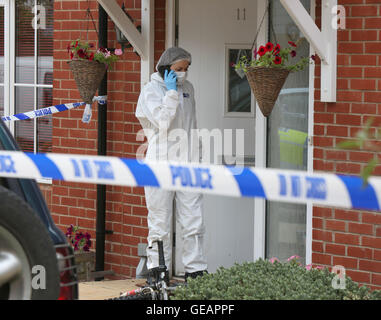 Romsey, Hampshire, UK. 25. Juli 2016. Eine Frau glauben, dass der Partner der Frau nach einer Messerstecherei wegen des Verdachts des versuchten Mordes verhaftet wurde.  Polizei wurden zu Berichte einer Auseinandersetzung im Widerrist Road, Romsey, bei etwa 23:05 letzte Nacht genannt.  Zwei 45-Jahr-alte Frauen wurden nach Southampton General Hospital mit Messerstichen und einer von ihnen wegen des Verdachts des versuchten Mordes verhaftet wurde.  Derzeit ist sie unter polizeilicher Bewachung im Krankenhaus.  Die Polizei sagt, die Verletzungen, die durch die beiden Frauen nicht gedacht werden, um lebensbedrohlich sein. Bildnachweis: Uknip/Alamy Live-Nachrichten Stockfoto