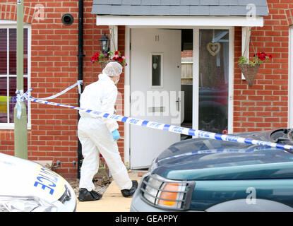 Romsey, Hampshire, UK. 25. Juli 2016. Eine Frau glauben, dass der Partner der Frau nach einer Messerstecherei wegen des Verdachts des versuchten Mordes verhaftet wurde.  Polizei wurden zu Berichte einer Auseinandersetzung im Widerrist Road, Romsey, bei etwa 23:05 letzte Nacht genannt.  Zwei 45-Jahr-alte Frauen wurden nach Southampton General Hospital mit Messerstichen und einer von ihnen wegen des Verdachts des versuchten Mordes verhaftet wurde.  Derzeit ist sie unter polizeilicher Bewachung im Krankenhaus.  Die Polizei sagt, die Verletzungen, die durch die beiden Frauen nicht gedacht werden, um lebensbedrohlich sein. Bildnachweis: Uknip/Alamy Live-Nachrichten Stockfoto