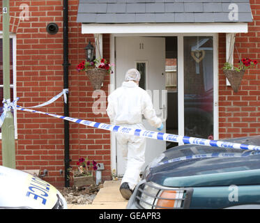 Romsey, Hampshire, UK. 25. Juli 2016. Eine Frau glauben, dass der Partner der Frau nach einer Messerstecherei wegen des Verdachts des versuchten Mordes verhaftet wurde.  Polizei wurden zu Berichte einer Auseinandersetzung im Widerrist Road, Romsey, bei etwa 23:05 letzte Nacht genannt.  Zwei 45-Jahr-alte Frauen wurden nach Southampton General Hospital mit Messerstichen und einer von ihnen wegen des Verdachts des versuchten Mordes verhaftet wurde.  Derzeit ist sie unter polizeilicher Bewachung im Krankenhaus.  Die Polizei sagt, die Verletzungen, die durch die beiden Frauen nicht gedacht werden, um lebensbedrohlich sein. Bildnachweis: Uknip/Alamy Live-Nachrichten Stockfoto