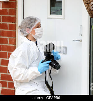 Romsey, Hampshire, UK. 25. Juli 2016. Eine Frau glauben, dass der Partner der Frau nach einer Messerstecherei wegen des Verdachts des versuchten Mordes verhaftet wurde.  Polizei wurden zu Berichte einer Auseinandersetzung im Widerrist Road, Romsey, bei etwa 23:05 letzte Nacht genannt.  Zwei 45-Jahr-alte Frauen wurden nach Southampton General Hospital mit Messerstichen und einer von ihnen wegen des Verdachts des versuchten Mordes verhaftet wurde.  Derzeit ist sie unter polizeilicher Bewachung im Krankenhaus.  Die Polizei sagt, die Verletzungen, die durch die beiden Frauen nicht gedacht werden, um lebensbedrohlich sein. Bildnachweis: Uknip/Alamy Live-Nachrichten Stockfoto