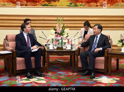 (160725)--Peking, 25. Juli 2016 (Xinhua)--chinesische Vize Premier Wang Yang (R, vorne) trifft sich mit kanadischen Finanzminister Bill Morneau (L, vorn) in Peking, Hauptstadt von China, 25. Juli 2016.  (Xinhua/Rao Aimin) (Mcg) Stockfoto