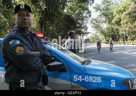 Rio De Janeiro, Brasilien. 9. Juli 2016. Sergeant Milton Fernandes und seine Kollegin auf Patrouille auf Vista Chinesa in Rio De Janeiro, Brasilien, 9. Juli 2016. Foto: PETER BAUZA/Dpa/Alamy Live News Stockfoto