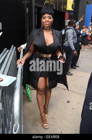 New York, NY, USA. 25. Juli 2016. Fantasia Barrino unterwegs für Promi-Schnappschüsse - Mo, New York, NY 25. Juli 2016. Bildnachweis: Derek Sturm/Everett Collection/Alamy Live-Nachrichten Stockfoto