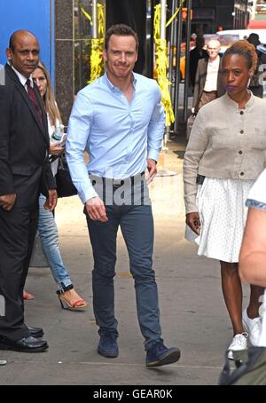 New York, NY, USA. 25. Juli 2016. Michael Fassbender unterwegs für Promi-Schnappschüsse - Mo, New York, NY 25. Juli 2016. Bildnachweis: Derek Sturm/Everett Collection/Alamy Live-Nachrichten Stockfoto