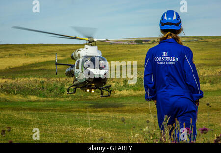 Birling Gap East Sussex. vom 25. Juli 2016. der Küstenwache und Air Ambulance besuchen Birling Gap Vorfall zu Wasser. Credit: Alan Fraser/alamy leben Nachrichten Stockfoto