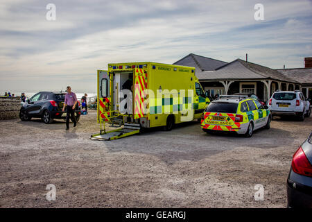 Birling Gap East Sussex. vom 25. Juli 2016. der Küstenwache und Air Ambulance besuchen Birling Gap Vorfall zu Wasser. Credit: Alan Fraser/alamy leben Nachrichten Stockfoto