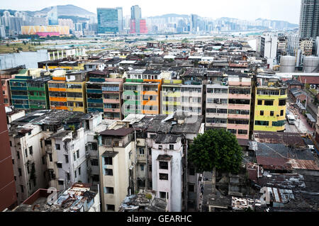 Hong Kong, Hong Kong. 17. November 2012. Ausgewachsener Baum wächst aus der Wand eines Gebäudes in Hong Kong. Blick vom Dach des 40 Ma Tau Kok Straße nach Kwa Wan, Kowloon City Hong Kong mit Blick auf Kowloon City Road. © Jayne Russell/ZUMA Draht/Alamy Live-Nachrichten Stockfoto