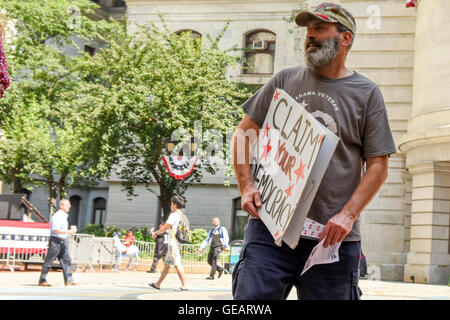 Philadelphia, USA. 25. Juli 2016. Democratic National Convention in Philadelphia.  Ein Demonstrant kommt bei Bernie Sanders Rallye und März Credit: Don Mennig/Alamy Live News Stockfoto