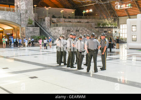 Philadelphia, USA. 25. Juli 2016. Democratic National Convention in Philadelphia.  Pennsylvania State Police zu versammeln, um die Sicherheit an der Philadelphia Convention Center Kredit zu diskutieren: Don Mennig/Alamy Live News Stockfoto