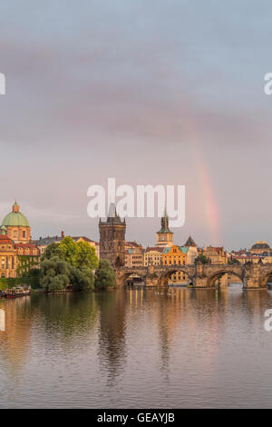 Tschechien, Prag, Regenbogen über Karlsbrücke bei Sonnenuntergang Stockfoto