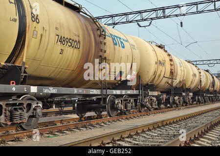 Kiew, Ukraine - 11. März 2015: Güterzug mit Öltanker Autos auf der Bahnstrecke Stockfoto