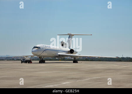 Gelendschik, Russland - 10. September 2010: Passagierflugzeug Tupolev Tu - 154 M vorbereitet für den Flug am Flughafen Stockfoto