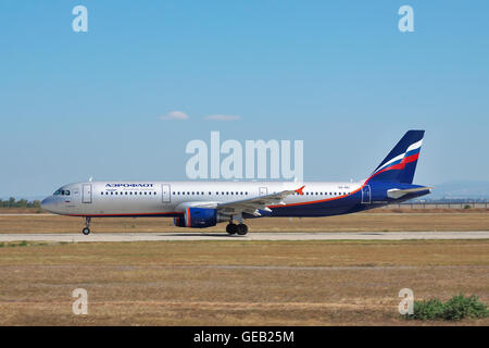 Simferopol, Ukraine - 12. September 2010: Aeroflot Airbus A321 von Start-und Landebahn - Seitenansicht hebt ab Stockfoto