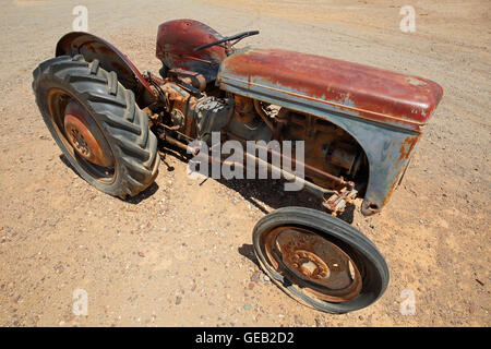 Rostigen alten Traktor aufgegeben im Feld Stockfoto