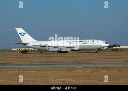 Simferopol, Ukraine - 12. September 2010: Atlant-Soyuz Iljuschin Il-86 ist das Terminal nach der Landung Rollen Stockfoto