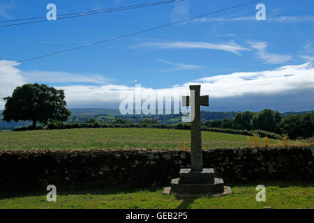 Sächsischen Kirche in Buckland-in-the-Moor mit dem berühmten Zifferblatt "Meine Liebe Mutter" im Auftrag der Familie Whiteley im Speicher Stockfoto