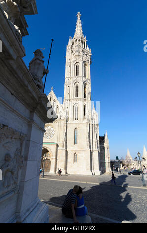 Budapest: Szentharomsag ter (Platz der Heiligen Dreifaltigkeit) mit Pestsäule (links), Matthias Kirche, Ungarn, Budapest, Stockfoto