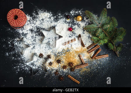 Kochen traditionelle Weihnachten Urlaub Lebkuchen mit Zimt auf schwarzem Hintergrund Stockfoto