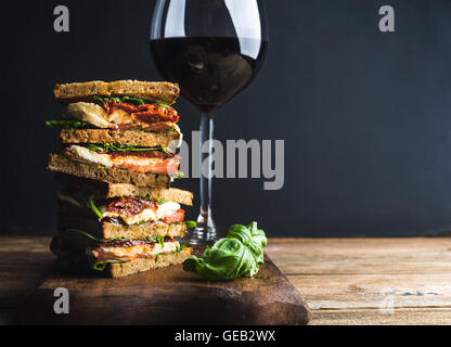 Caprese Sandwich oder Panini. Vollkornbrot, Mozzarella, Cherry und getrockneten Tomaten, Basilikum Stockfoto