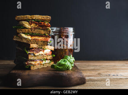 Caprese Sandwich oder Panini. Vollkornbrot, Mozzarella, Cherry und getrockneten Tomaten, Basilikum Stockfoto