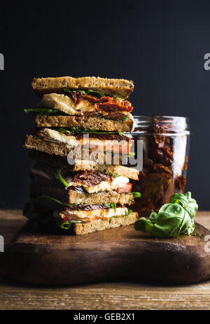 Caprese Sandwich oder Panini. Vollkornbrot, Mozzarella, Cherry und getrockneten Tomaten, Basilikum Stockfoto