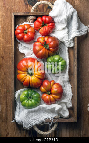 Bunte Urtomaten in rustikales Holztablett Stockfoto