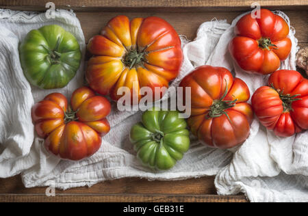 Bunte Urtomaten in rustikales Holztablett Stockfoto