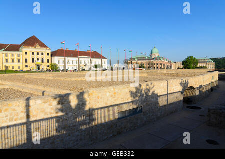 Budapest: Burg Theater (links), Sandor-Palast, der Sitz des Präsidenten und der Budaer Burg, im Vordergrund Ausgrabungen, Hu Stockfoto