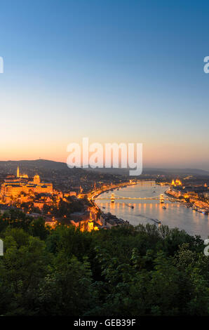 Budapest: Blick vom Gellertberg auf der Donau mit der Kettenbrücke, die Buda-Burg, Matthias-Kirche und dem Parlament, Hun Stockfoto