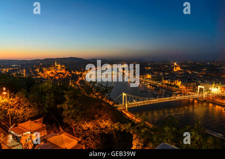 Budapest: Blick vom Gellertberg auf der Donau mit der Elisabeth-Brücke und die Kettenbrücke, die Buda-Burg, Matthias Kirche Stockfoto