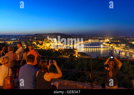 Budapest: Blick vom Gellertberg auf der Donau mit der Kettenbrücke, die Buda-Burg, Matthias-Kirche und dem Parlament, Hun Stockfoto