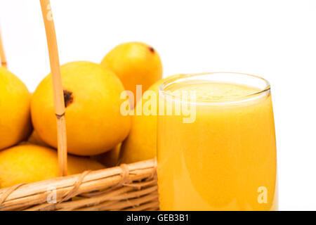 Mango-Saft mit frischem Obst auf weißem Hintergrund. Stockfoto