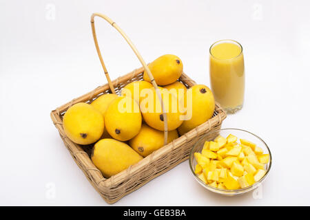 Mango-Saft mit Scheibe auf weißem Hintergrund. Stockfoto