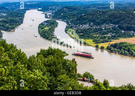 Rhein-Tal südlich von Drachenfels Berg, im Bereich Siebengebirge, 7-Hory, Schiffe Fracht auf dem Fluss, Deutschland Stockfoto