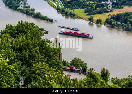 Rhein-Tal südlich von Drachenfels Berg, im Bereich Siebengebirge, 7-Hory, Schiffe Fracht auf dem Fluss, Deutschland Stockfoto