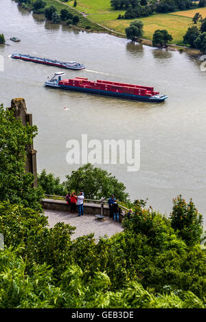 Rhein-Tal südlich von Drachenfels Berg, im Bereich Siebengebirge, 7-Hory, Schiffe Fracht auf dem Fluss, Deutschland Stockfoto