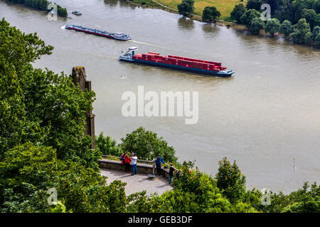 Rhein-Tal südlich von Drachenfels Berg, im Bereich Siebengebirge, 7-Hory, Schiffe Fracht auf dem Fluss, Deutschland Stockfoto