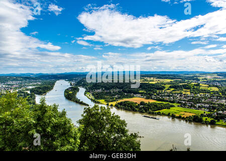 Rhein-Tal südlich von Drachenfels Berg, im Bereich Siebengebirge, 7-Hory, Schiffe Fracht auf dem Fluss, Deutschland Stockfoto