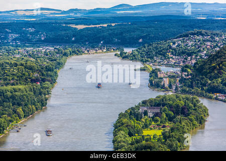 Rhein-Tal südlich von Drachenfels Berg, im Bereich Siebengebirge, 7-Hory, Schiffe Fracht auf dem Fluss, Deutschland Stockfoto