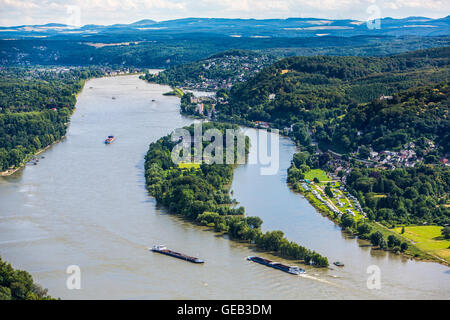 Rhein-Tal südlich von Drachenfels Berg, im Bereich Siebengebirge, 7-Hory, Schiffe Fracht auf dem Fluss, Deutschland Stockfoto