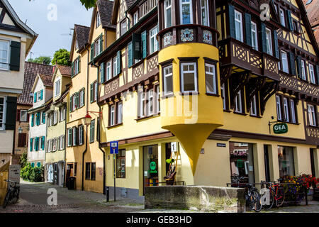 Historische Häuser, halb Fachwerkhaus in der alten Stadt Tübingen, Deutschland, Stockfoto