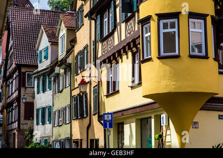 Historische Häuser, halb Fachwerkhaus in der alten Stadt Tübingen, Deutschland, Stockfoto