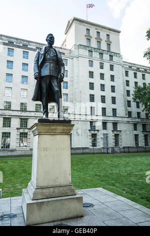 Statue, Marschall der Royal Air Force Hugh Montague Trenchard, am Victoria Embankment in London Stockfoto