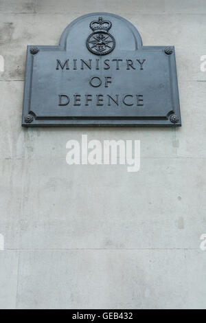 Eine Gedenktafel des Verteidigungsministeriums außerhalb des Verteidigungsministeriums Gebäude in Whitehall, London, UK Stockfoto